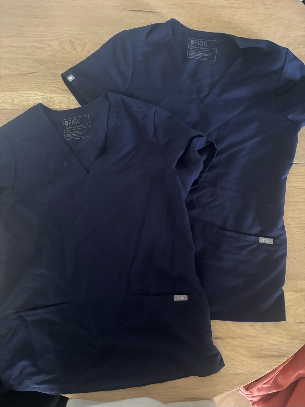 Figs Short Sleeve (Casma) Scrub Top in Navy Blue (2)